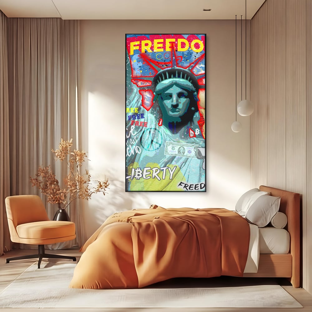 Tablou canvas cu tablou canvas cu statuia libertatii si graffiti, in rama de aluminiu negru, pe perete intr-un dormitor